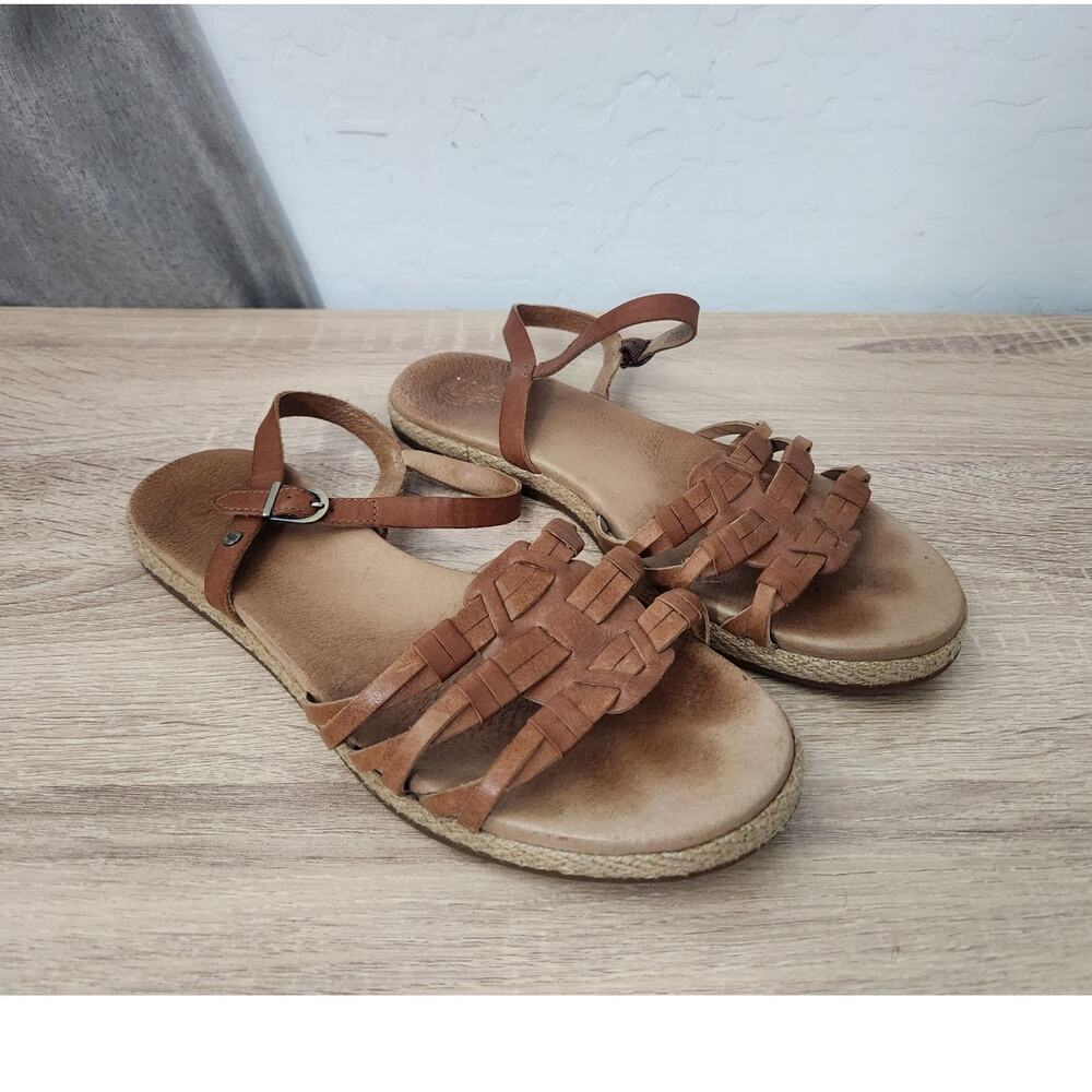 Ugg Larissa Sandals Size 9 Brown Leather Flat Strappy Classic Adjustable Shoes